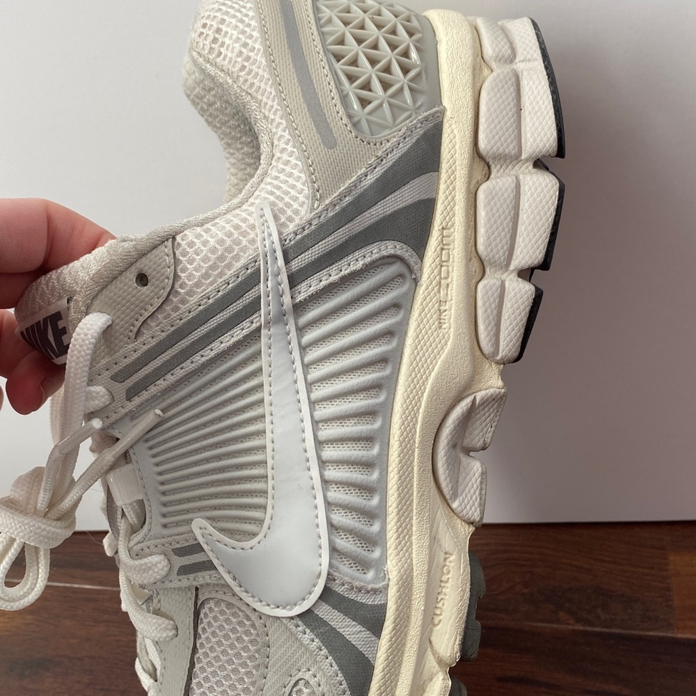 Nike Men's White and Gray Running Sneakers - Picture 6 of 11